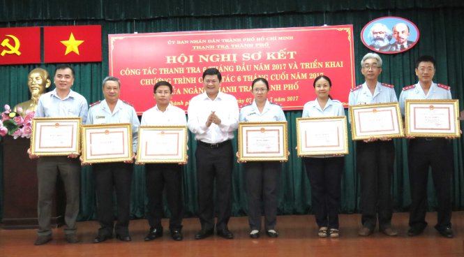 Phó chủ tịch UBND TP Huỳnh Cách Mạng trao bằng khen cho các cá nhân đạt thành tích trong công tác Thanh tra - Ảnh: Ái Nhân