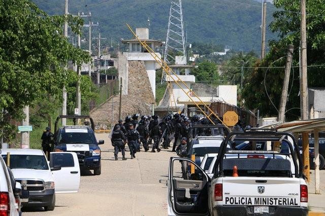 Cảnh sát chống bạo động tiếp cận khu nhà tù sau khi xảy ra vụ ẩu đả đẫm máu làm 28 người chết tại thành phố Acapulco, Mexico - Ảnh: Reuters