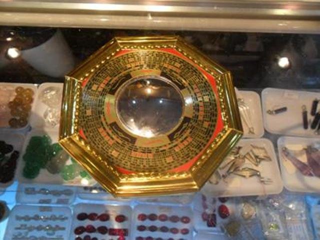 Có thể dùng gương bát quái tiên thiên để hóa sát, tịch tà. Ảnh minh họa