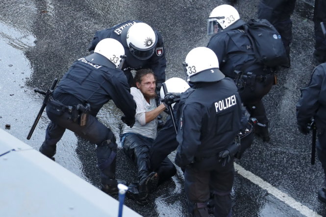 Cảnh sát bắt giữ người biểu tình quá khích - Ảnh: Reuters