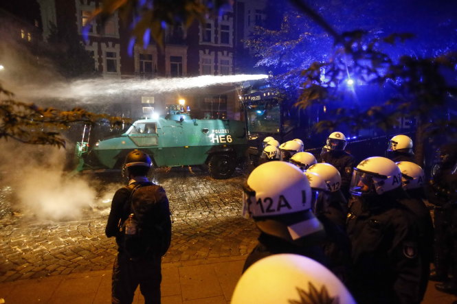 Cảnh sát xịt vòi rồng vào những người biểu tình quá khích - Ảnh: Reuters