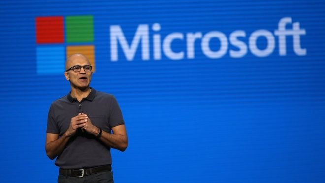 Ông Satya Nadella làm việc với các sản phẩm điện toán đám mây của Microsoft trước khi được bổ nhiệm làm giám đốc điều hành năm 2014 - Ảnh: AFP