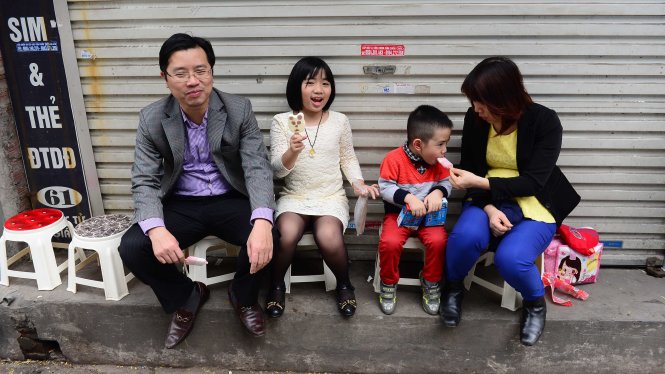 Các cặp vợ chồng nên sinh đủ hai con - Ảnh: Quang Định
