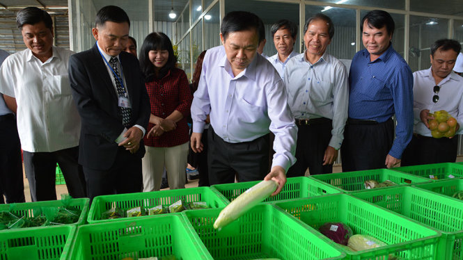 Phó Thủ tướng Vương Đình Huệ thăm khu vực sản xuất, lưu trữ nông dân tại Đà Lạt - Ảnh: M.VINH