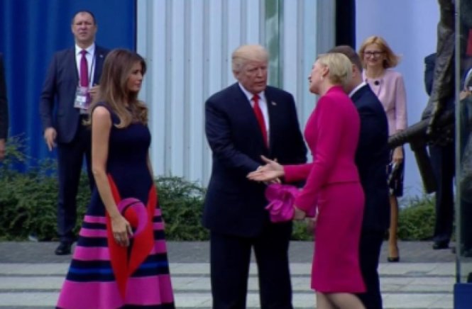 Đệ nhất phu nhân Ba Lan Agata Kornhauser Duda bắt tay với đệ nhất phu nhân Mỹ Melania Trump trước khi bắt tay tổng thống Mỹ Donald Trump - Ảnh: AFP