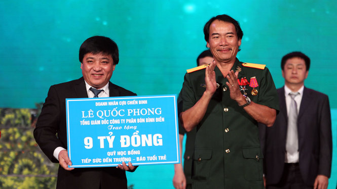 Ông Lê Quốc Phong, Tổng giám đốc công ty phân bón Bình Điền trao tặng 9 tỉ đồng cho đại diện báo Tuổi Trẻ ông Lê Thế Chữ Phó tổng biên tập phụ trách báo Tuổi Trẻ, đây là số tiền sẽ được chuyển vào Quỹ 