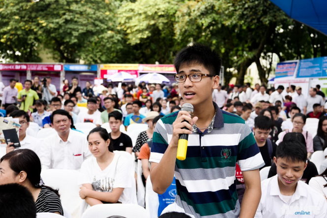 Em Trần Khánh Huy đến từ Hưng Yên đang đặt câu hỏi tại ngày hội - Ảnh: Nguyễn Khánh