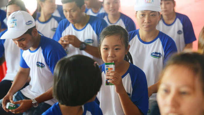 Em Phương Quỳnh nạp thêm năng lượng sau chuyến đi bộ đồng hành và chinh phục cầu thang trong chương Chinh phục cầu thang sáng 8-7 tại toà nhà Joy City Point, Q. Thủ Đức, TPHCM - Ảnh: QUANG ĐỊNH