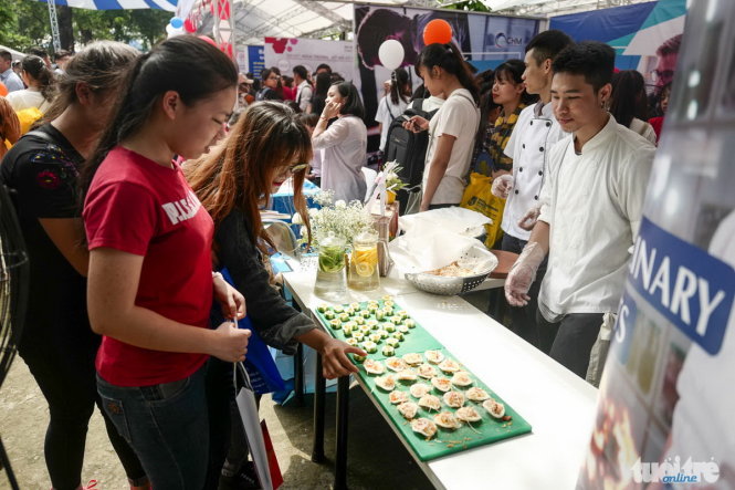 Ngoài được tư vấn, các thí sinh còn được thưởng thức đồ ăn tại gian tư vấn Trường Quốc tế CHM - Ảnh: Nguyễn Khánh
