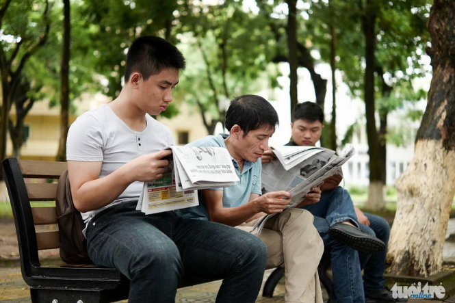 Phụ huynh và học sinh đọc báo Tuổi Trẻ để tìm hiểu các thông tin về tư vấn xét tuyển ĐH, CĐ 2017 - Ảnh: Nguyễn Khánh