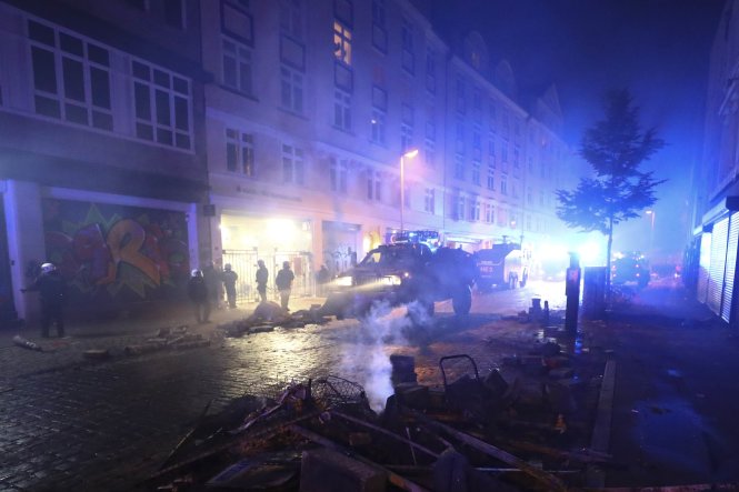 Cảnh sát chống bạo động tuần tra trên phố sau khi xảy ra các vụ đụng độ giữa người biểu tình và cảnh sát tại Hamburg - Ảnh: Reuters