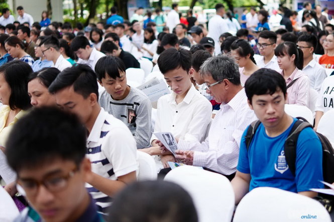 Nhiều phụ huynh đưa con đến ngày hội để tìm hiểu thông tin xét tuyển - Ảnh: Nguyễn Khánh