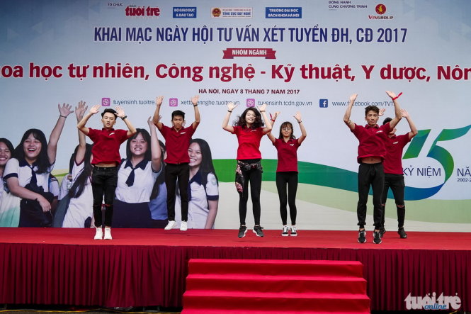 Một tiết mục văn nghệ của các sinh viên trường ĐH Bách khoa Hà Nội - Ảnh: Nguyễn Khánh