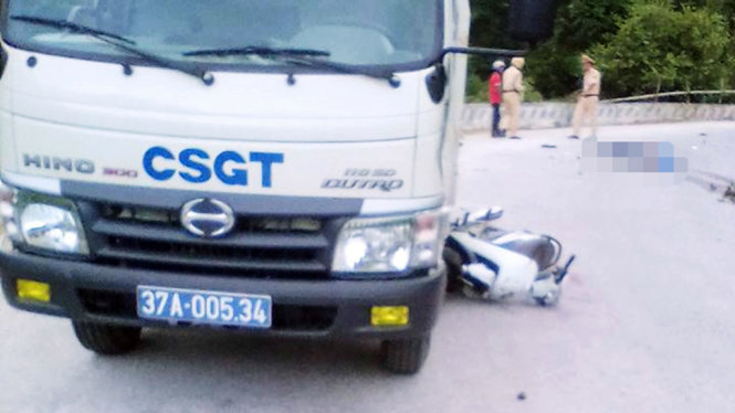 Hiện trường vụ tai nạn giữa xe máy và xe tuần tra CSGT Công an huyện Quế Phong, Nghệ An làm 2 người thương vong vào chiều 7-7 - Ảnh: PHI VÕ