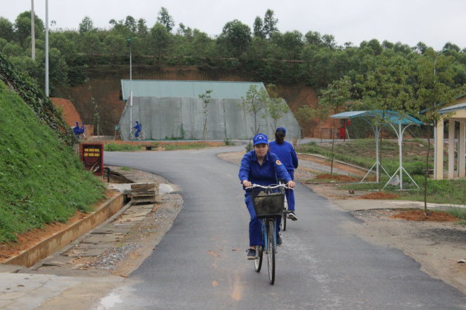 Xe đạp là phương tiện duy nhất di chuyển trong khu vực sản xuất pháo hoa - Ảnh: MY LĂNG