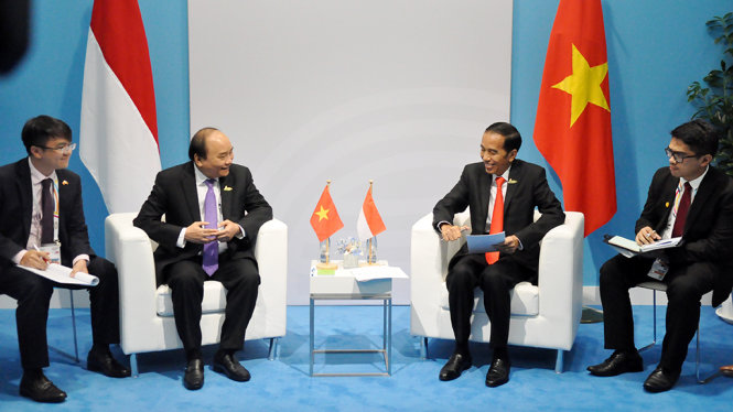 Thủ tướng Nguyễn Xuân Phúc gặp Tổng thống Indonesia bên lề G20 tại Hamburg ngày 8-7 - Ảnh: D. AN