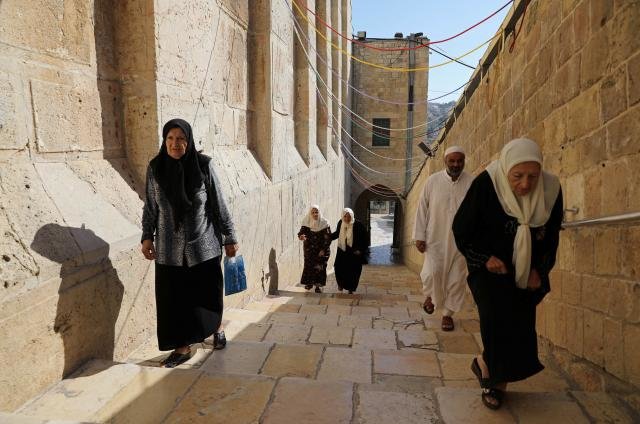 Người Palestine đi bên ngoài ngôi đền al-Ibrahimi ở thành cổ Hebron tại Bờ Tây - Ảnh: Reuters