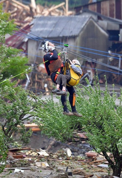 Lực lượng cứu hộ phải dùng trực thăng cứu tứng người dân vượt dòng nước lũ đến nơi an toàn - Ảnh: Twitter