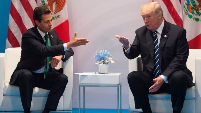 Tổng thống Mỹ Donald Trump (phải) và tổng thống Mexico, ôn Enrique Peña Nieto, trong cuộc gặp bên lề Hội nghị thượng đỉnh G20 tại thành phố Hamburg, Đức - Ảnh: AFP