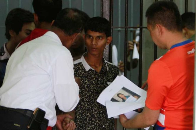 Một lao động bất hợp pháp người Myanmar bị tra hỏi tại đồn cảnh sát Tha Sala, tỉnh Nakorn Si Thammarat ngày 6-5 - Ảnh: Reuters