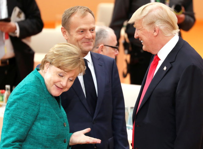 Thủ tướng Đức Angela Merkel (trái) tỏ ra thoải mái khi trò chuyện với tổng thống Donald Trump (phải) và chủ tịch Ủy ban châu Âu Donald Tusk trước khi hội nghị ngày 8-7 - Ảnh: Reuters
