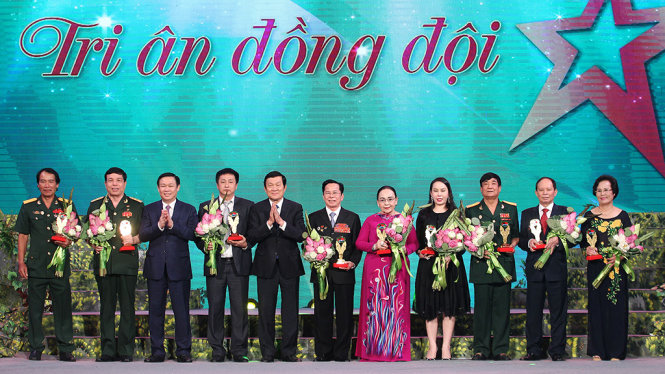 Nguyên Chủ tịch nước Trương Tấn Sang tặng kỷ niệm chương cho các doanh nhân Cựu chiến binh tiêu biểu đã đóng góp nhiều cho hoạt động thiện nguyện - Ảnh: Nguyễn Khánh