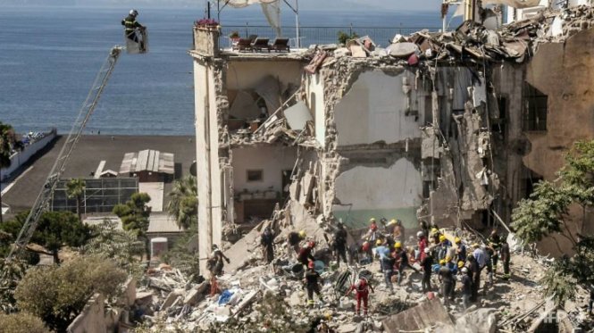 Ba hộ gia đình mất tích sau khi tòa chung cư sập đổ ở Torre Annunziata - Ảnh: AFP