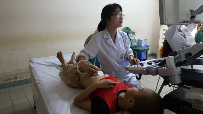 Bác sĩ trẻ Cao Thị Hồng Yến, một trong hai bác sĩ nữ đầu tiên trong dự án - Ảnh Q.LIÊN