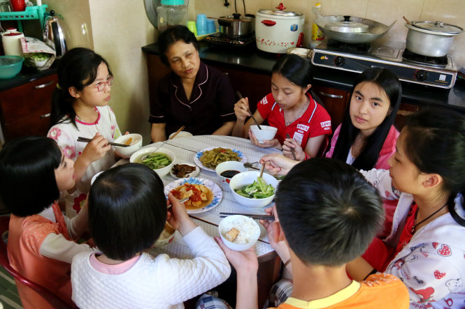 Bữa cơm chiều ấm cúng của trẻ em Làng SOS Đà Lạt - Ảnh: NGỌC HIỂN