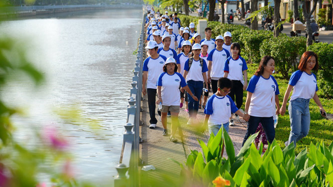 Không gian trong lành buổi sáng của kênh Nhiêu Lộc - Thị Nghè sáng 9-7 - Ảnh: QUANG ĐỊNH