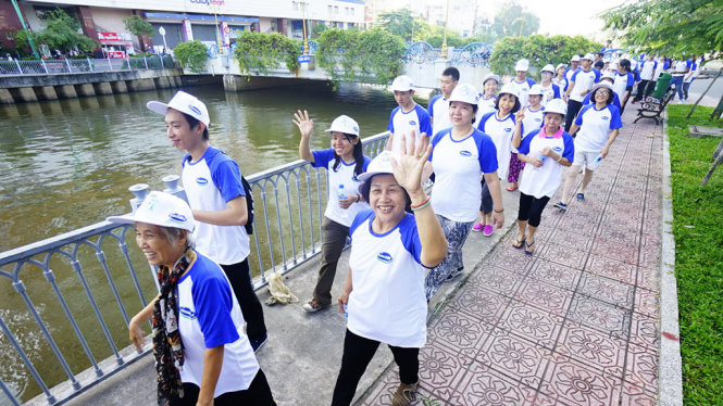 Tâm tranh vui vẻ của các thành viên đi bộ đồng hành trên kênh Nhiêu Lộc - Thị Nghè sáng 9-7 - Ảnh: QUANG ĐỊNH