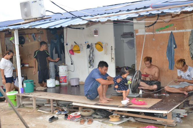 Công nhân Việt Nam tại một lán trại cạnh công trường xây dựng ở thành phố Klang, Malaysia ngày 3-4-2017 - Ảnh: LAN QUỲNH