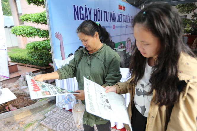 Bạn Ngô Thị Kim Ngân (Trường THPT Hùng Vương, tỉnh Bình Phước) cùng mẹ có mặt từ 5g30 để tham dự ngày hội Tư vấn xét tuyển - Ảnh: Như Hùng