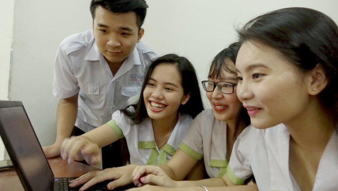 Thí sinh Trường THPT Nguyễn Thị Diệu (TP.HCM) xem điểm thi THPT quốc gia 2017. Ảnh: Như Hùng