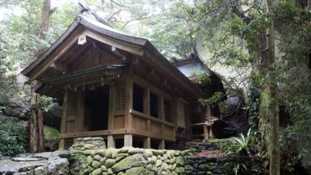 Ngôi đền Okitsu được xây dựng từ thế kỷ 17 trên nền đất thiêng vốn là nơi thường được dùng tiến hành các nghi lễ cầu an cho những người đi biển - Ảnh: AFP