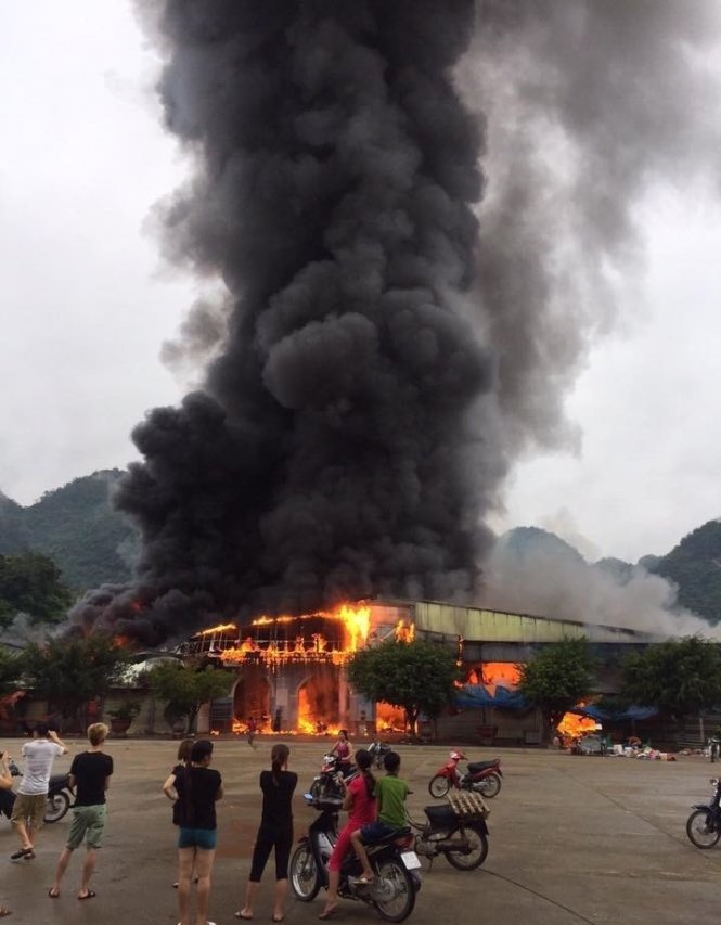 Gần như toàn bộ diện tích chợ Hữu Nghị bị cháy.ảnh Minh Huệ
