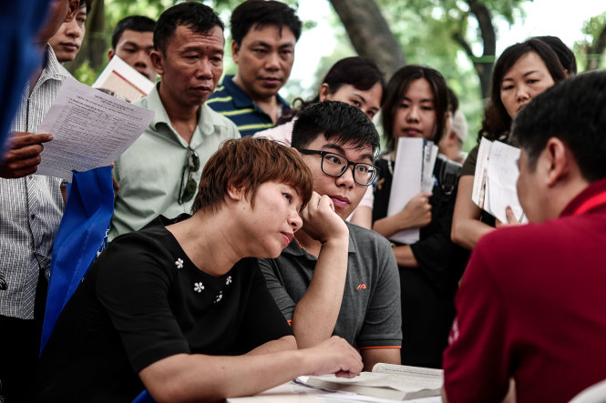 Thí sinh và phụ huynh cùng chăm chú nghe tư vấn về việc điều chỉnh nguyện vọng tại Ngày hội tư vấn xét tuyển tại Hà Nội năm 2017-
 ảnh: Nguyễn Khánh