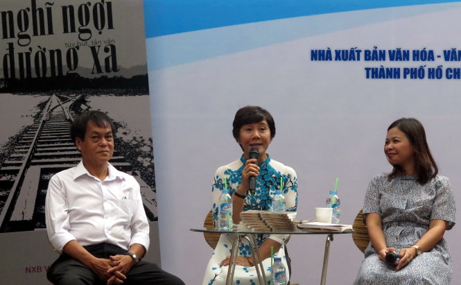 Tác giả Nguyễn Thị Hậu (giữa) chia sẻ câu chuyện bảo tồn di sản Sài Gòn tại buổi ra mắt sách - Ảnh: L.Điền