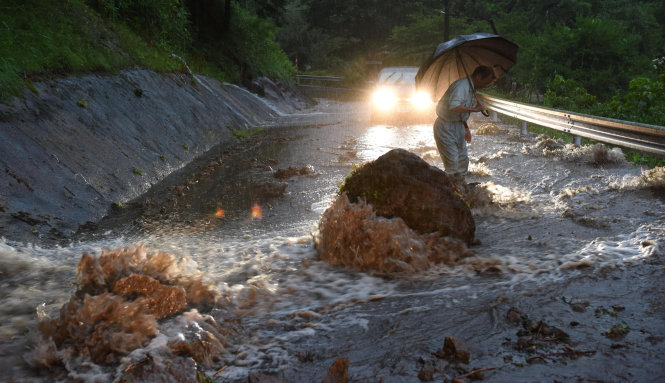 Một con đường bị lũ quét qua tại tỉnh Oita, miền nam Nhật Bản, ngày 5-7 -
 Ảnh: Reuters