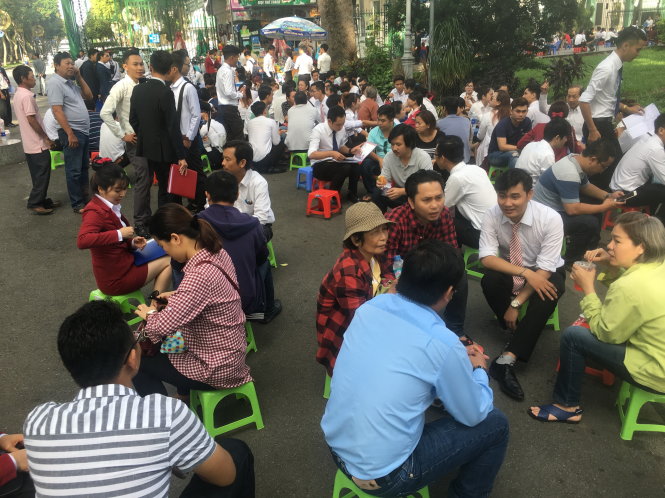 Ngày 28-5, Công ty Việt Hưng Phát tập trung khách tại công viên Tao Đàn để đưa đến dự án ở Q.9 (TP.HCM) nhưng lại đưa khách đi dự chương trình mở bán dự án ở huyện Long Thành, Đồng Nai - Ảnh: Q.ĐỊNH