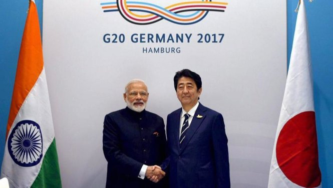 Thủ tướng Ấn Độ Narendra Modi (trái) bắt tay người đồng cấp Nhật Bản Shinzo Abe tại hội nghị G20 vừa diễn ra tại Hamburg, Đức - Ảnh: Reuters