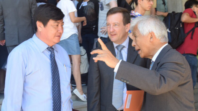 GS Trần Thanh Vân (phải) trao đổi với Đại sứ Pháp Bertrand Lortholary (giữa) và PGS Đỗ Ngọc Mỹ, hiệu trưởng Trường ĐH Quy Nhơn, bên lề hội nghị - Ảnh: TRƯỜNG ĐĂNG