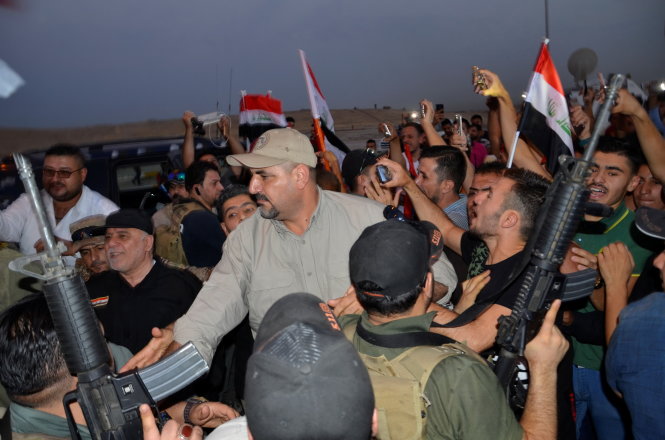 Thủ tướng Haider đến Mosul ăn mừng chiến thắng cùng binh sĩ và người dân - Ảnh: Reuters