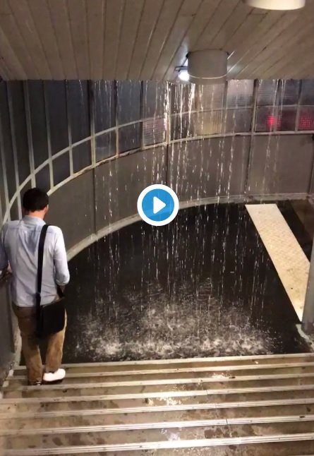 Mưa lớn gây dột trong nhà ga tàu điện ngầm - Ảnh: Twitter