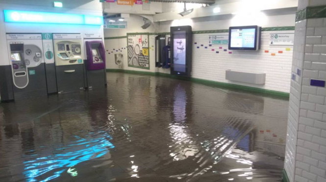 Nước ngập lênh láng ở một bến tàu điện ngầm tại Paris - Ảnh: Twitter