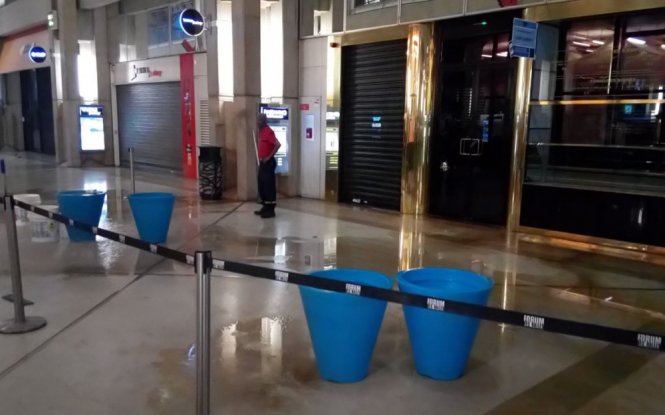 Một góc nhà ga tàu điện ngầm ở Paris phải xử lý nước ngập - Ảnh: Twitter