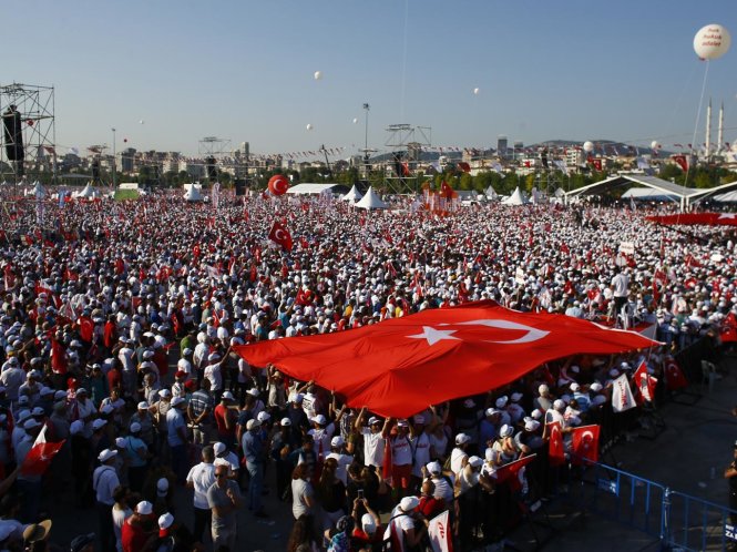 Hàng ngàn người tập trung tại Istanbul để tham gia chặng cuối của cuộc diễu hành vì công lý chống chính phủ Thổ Nhĩ Kỳ - Ảnh: Reuters
