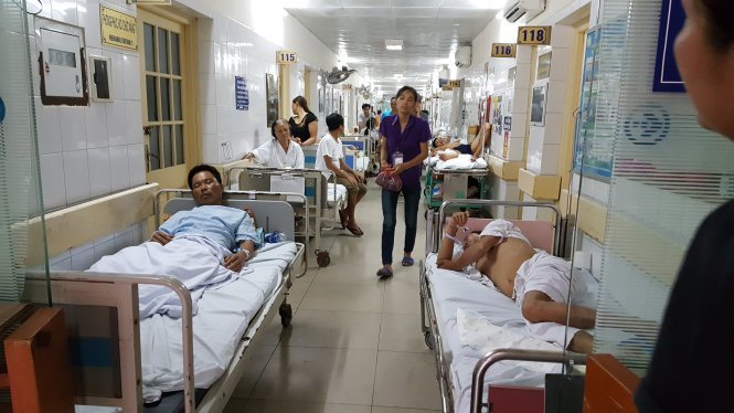 Nhiều người bệnh tại khoa chấn thương chỉnh hình Bệnh viện Việt Đức (Hà Nội) nằm dọc hành lang lối đi giữa các phòng  - Ảnh: Q.Liên