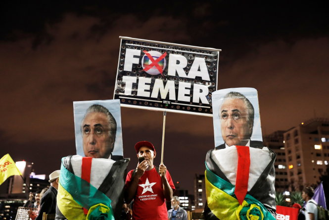 Người biểu tình thuộc phong trào Người lao động vô gia cư (MTST) xuống đường biểu tình ở thành phố Sao Paulo, ngày 10-7 đòi tổng thống Michel Temer từ chức - Ảnh: Reuters