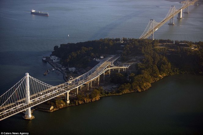 Cầu bắc qua vịnh San Francisco-Oakland, Mỹ.